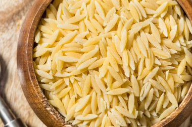Kurutulmuş organik Orzo Makarnası.