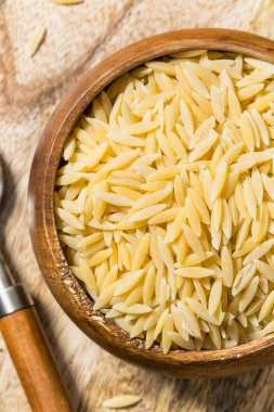 Kurutulmuş organik Orzo Makarnası.