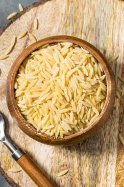Kurutulmuş organik Orzo Makarnası.
