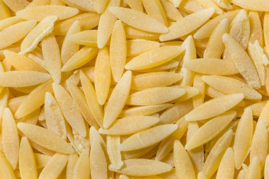 Kurutulmuş organik Orzo Makarnası.