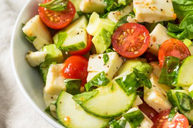 Basil ve Mozarella 'lı ev yapımı sağlıklı Avokado Salatalık Caprese Salatası