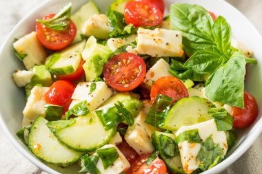 Basil ve Mozarella 'lı ev yapımı sağlıklı Avokado Salatalık Caprese Salatası