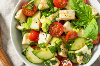 Basil ve Mozarella 'lı ev yapımı sağlıklı Avokado Salatalık Caprese Salatası