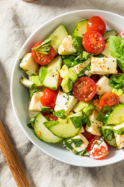 Basil ve Mozarella 'lı ev yapımı sağlıklı Avokado Salatalık Caprese Salatası