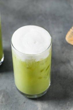 Soğuk köpük kremalı ev yapımı buzlu kibrit.