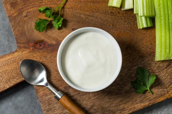 Ev yapımı tereyağlı tarla salatası soslu kase.