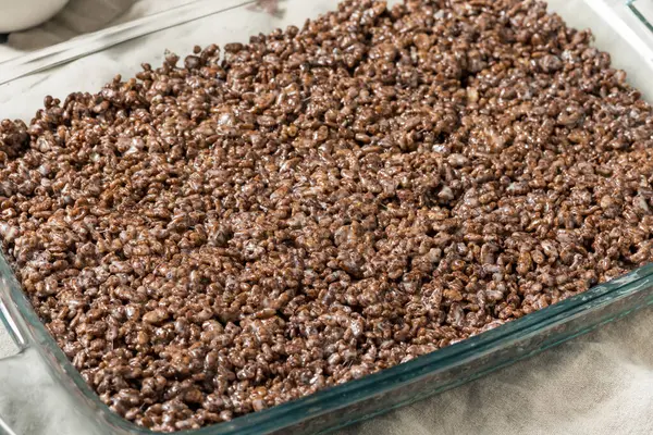 Ev yapımı çikolatalı pilav gevrek marşmelovlu şekerleme.