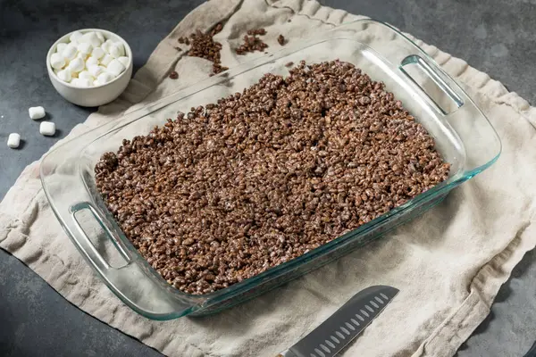 Ev yapımı çikolatalı pilav gevrek marşmelovlu şekerleme.