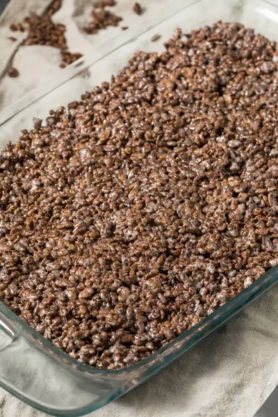 Ev yapımı çikolatalı pilav gevrek marşmelovlu şekerleme.