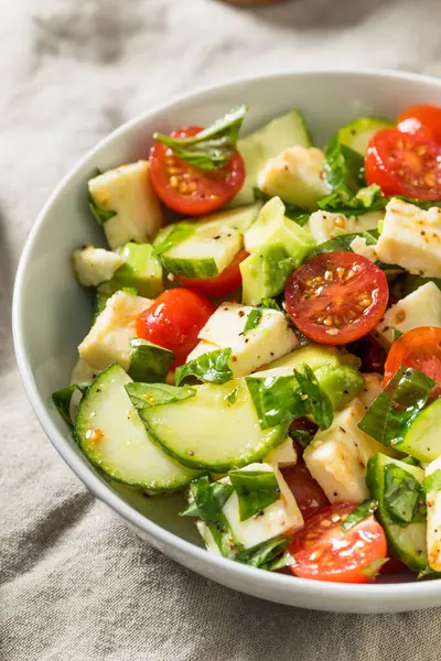 Basil ve Mozarella 'lı ev yapımı sağlıklı Avokado Salatalık Caprese Salatası