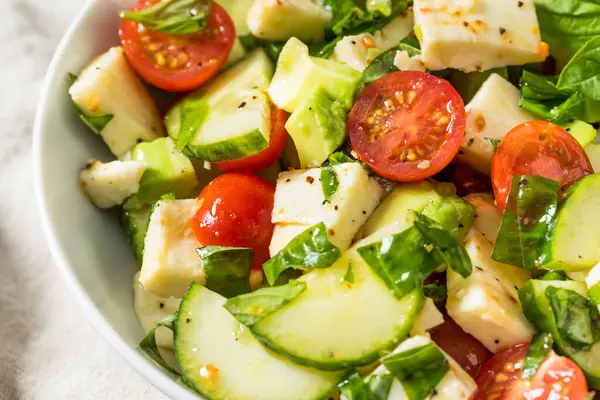 Basil ve Mozarella 'lı ev yapımı sağlıklı Avokado Salatalık Caprese Salatası