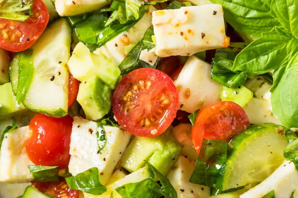 Basil ve Mozarella 'lı ev yapımı sağlıklı Avokado Salatalık Caprese Salatası