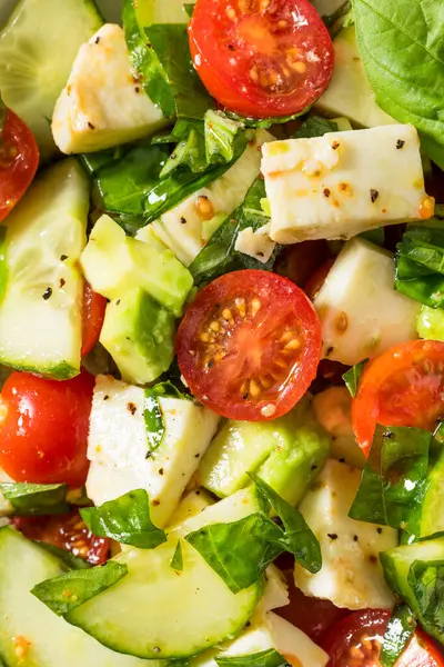 Basil ve Mozarella 'lı ev yapımı sağlıklı Avokado Salatalık Caprese Salatası