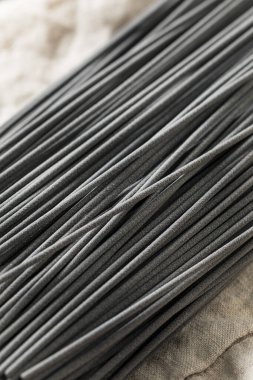 Ev yapımı, pişmemiş, siyah mürekkep balığı mürekkebi makarnası.