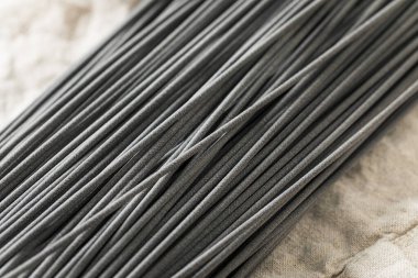 Ev yapımı, pişmemiş, siyah mürekkep balığı mürekkebi makarnası.