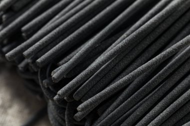 Ev yapımı, pişmemiş, siyah mürekkep balığı mürekkebi makarnası.