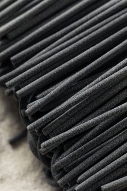 Ev yapımı, pişmemiş, siyah mürekkep balığı mürekkebi makarnası.