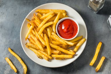 Ev yapımı Fast Food. Domates ve ketçaplı altın patates kızartması.