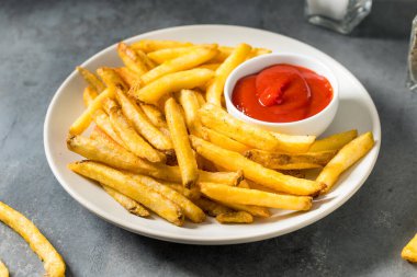 Ev yapımı Fast Food. Domates ve ketçaplı altın patates kızartması.