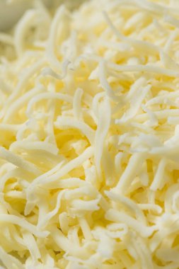 Parçalanmış organik Mozzarella Peyniri Yemek Kasesinde