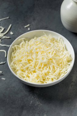Parçalanmış organik Mozzarella Peyniri Yemek Kasesinde