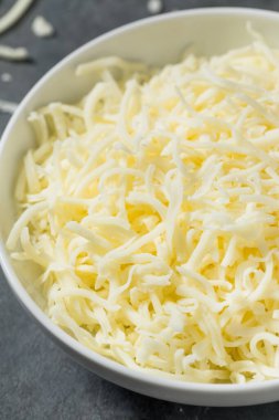 Parçalanmış organik Mozzarella Peyniri Yemek Kasesinde