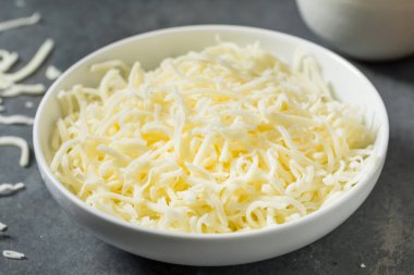 Parçalanmış organik Mozzarella Peyniri Yemek Kasesinde