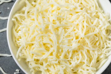 Parçalanmış organik Mozzarella Peyniri Yemek Kasesinde