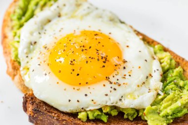 Kahvaltı için hafif yumurtalı ev yapımı Avokado tostu.