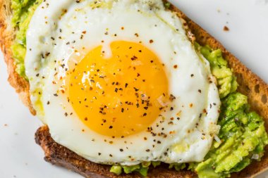 Kahvaltı için hafif yumurtalı ev yapımı Avokado tostu.