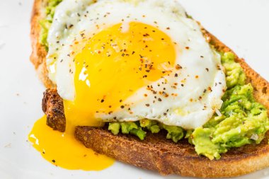 Kahvaltı için hafif yumurtalı ev yapımı Avokado tostu.