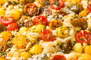 Kekikli ev yapımı taze domates Focaccia Ekmeği