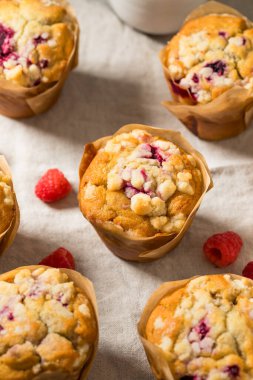 Kahvaltı için Şekerli Ev Yapımı Ahududu Kekleri