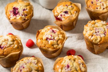 Kahvaltı için Şekerli Ev Yapımı Ahududu Kekleri