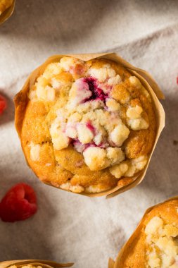 Kahvaltı için Şekerli Ev Yapımı Ahududu Kekleri