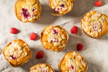 Kahvaltı için Şekerli Ev Yapımı Ahududu Kekleri