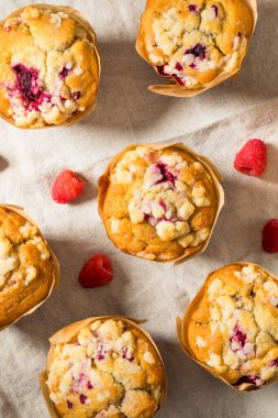 Kahvaltı için Şekerli Ev Yapımı Ahududu Kekleri