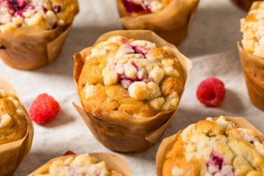 Kahvaltı için Şekerli Ev Yapımı Ahududu Kekleri