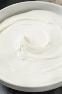 Kremalı beyaz krem peynir Bir kâseye yayılmış