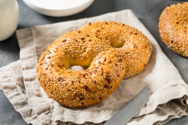 Her şeyi ısıt Kahvaltı için simit Hazır