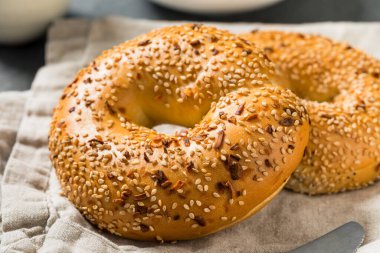 Her şeyi ısıt Kahvaltı için simit Hazır