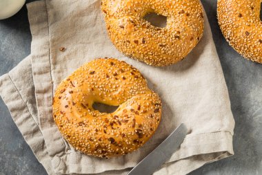 Her şeyi ısıt Kahvaltı için simit Hazır