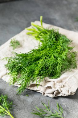 Pişirmek için Çiğ Organik Yeşil Dill Bitkisi