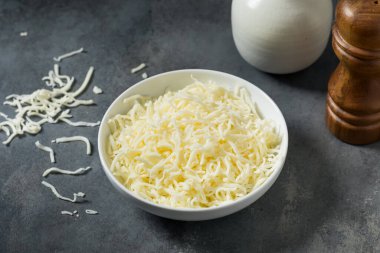 Parçalanmış organik Mozzarella Peyniri Yemek Kasesinde