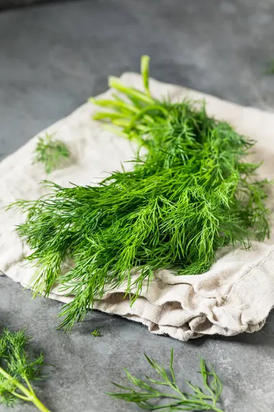 Pişirmek için Çiğ Organik Yeşil Dill Bitkisi