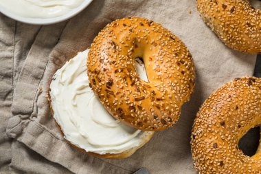 Kahvaltı için krem peynirli ev yapımı her şey simit.