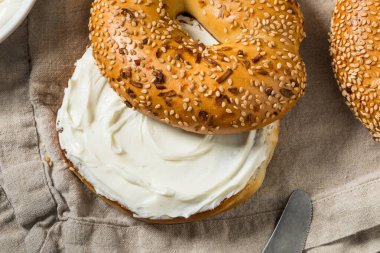 Kahvaltı için krem peynirli ev yapımı her şey simit.