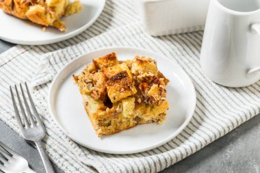 Ev yapımı Fransız usulü, fındık ve şuruplu güveç.