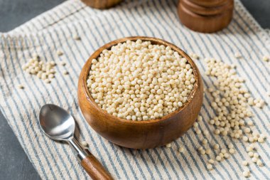 Kuru Çiğ Organik Kuskus Yemek Kasesinde