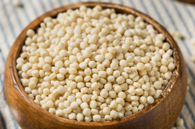 Kuru Çiğ Organik Kuskus Yemek Kasesinde